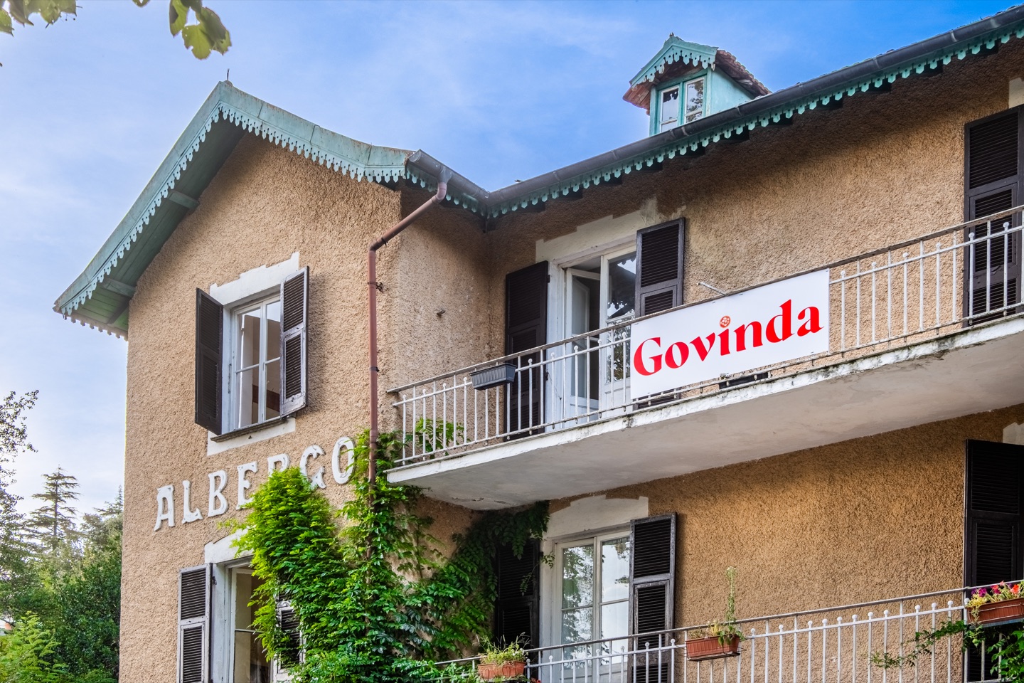 Dettaglio dell'insegna e della facciata storica di Govinda