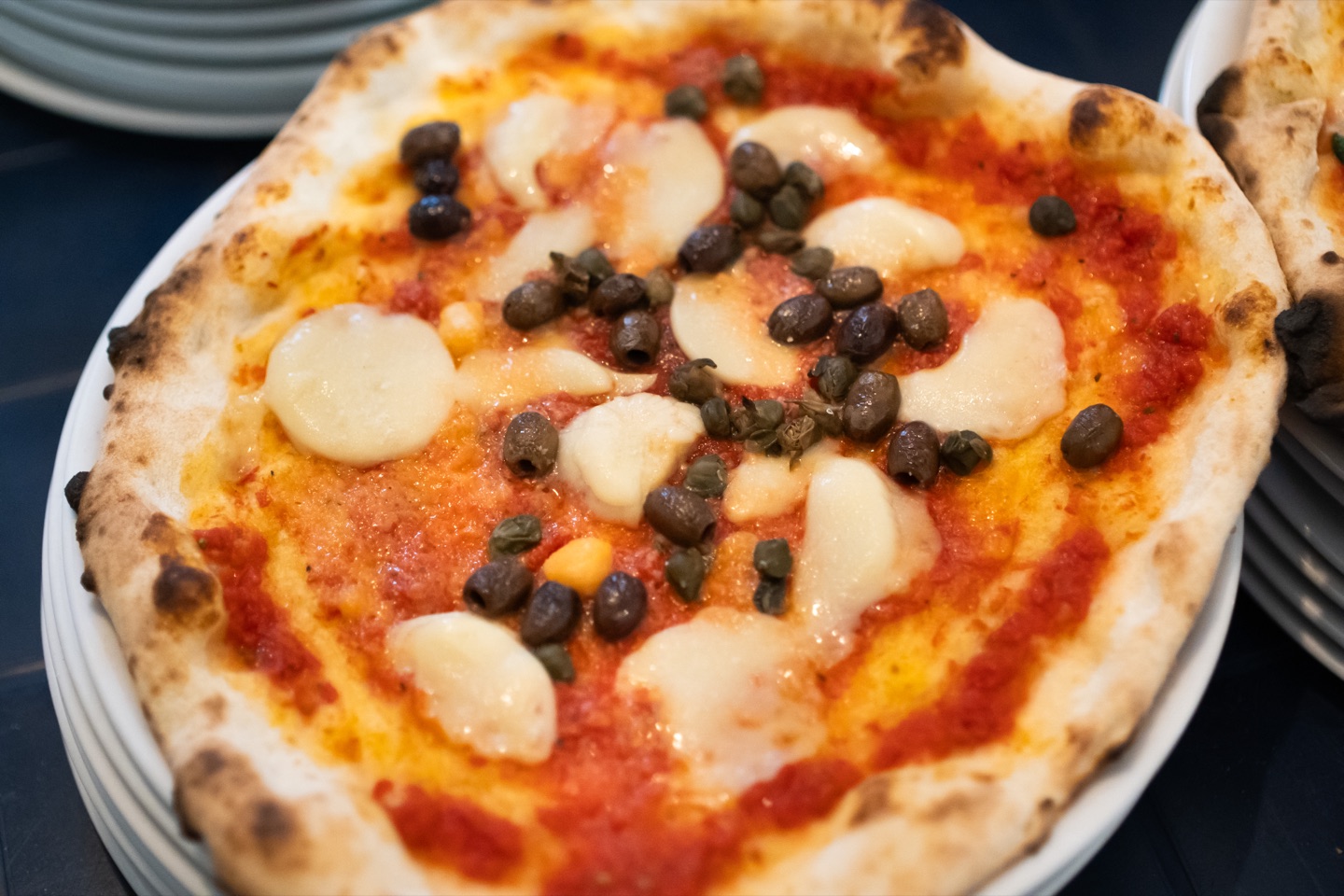 Pizza vegetariana appena sfornata da Govinda